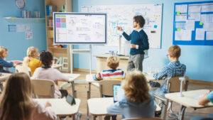Schulklasse mit digitaler Tafel