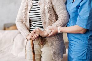 Sanftmütige ausgebildete Krankenschwester hilft reifer Patienten