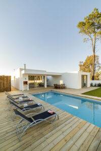 Modernes Haus mit Gartenschwimmbad und Holzterrasse