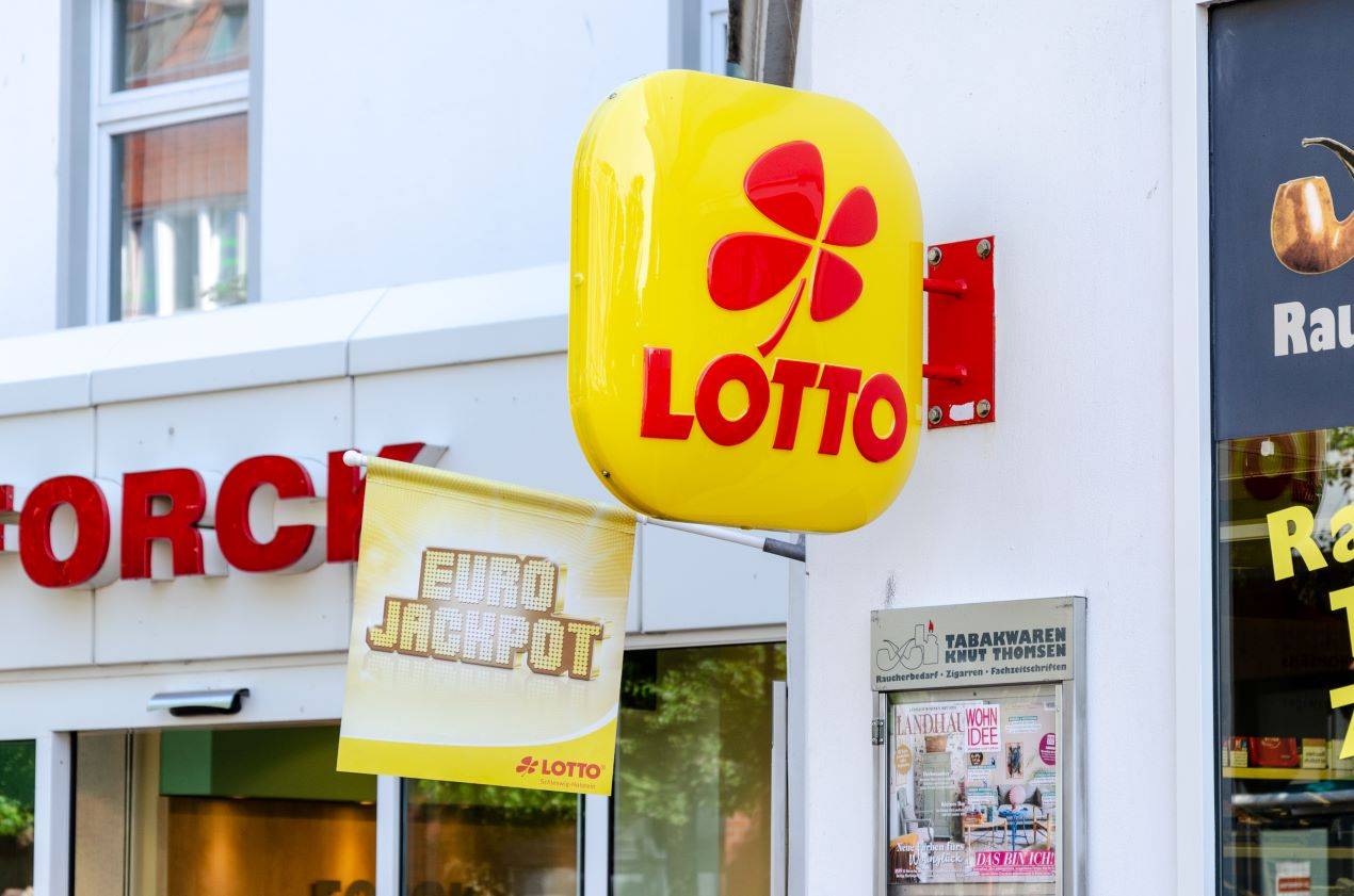 Lotto-Annahmestelle mit Eurojackpot-Werbung für zukünftige Lotto Eurojackpott Gewinner