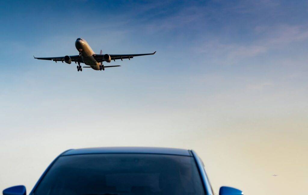 Flugzeug im Landeanflug am Flughafen Nürnberg, gesehen über einem geparkten Auto. Perfekte Darstellung des günstig Parkens am Flughafen Nürnberg.