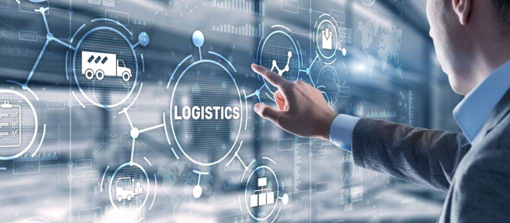 Mann zeigt auf digitale Logistik-Symbole mit vernetzter Technologie für effizientes Lagermanagement und Supply-Chain-Optimierung