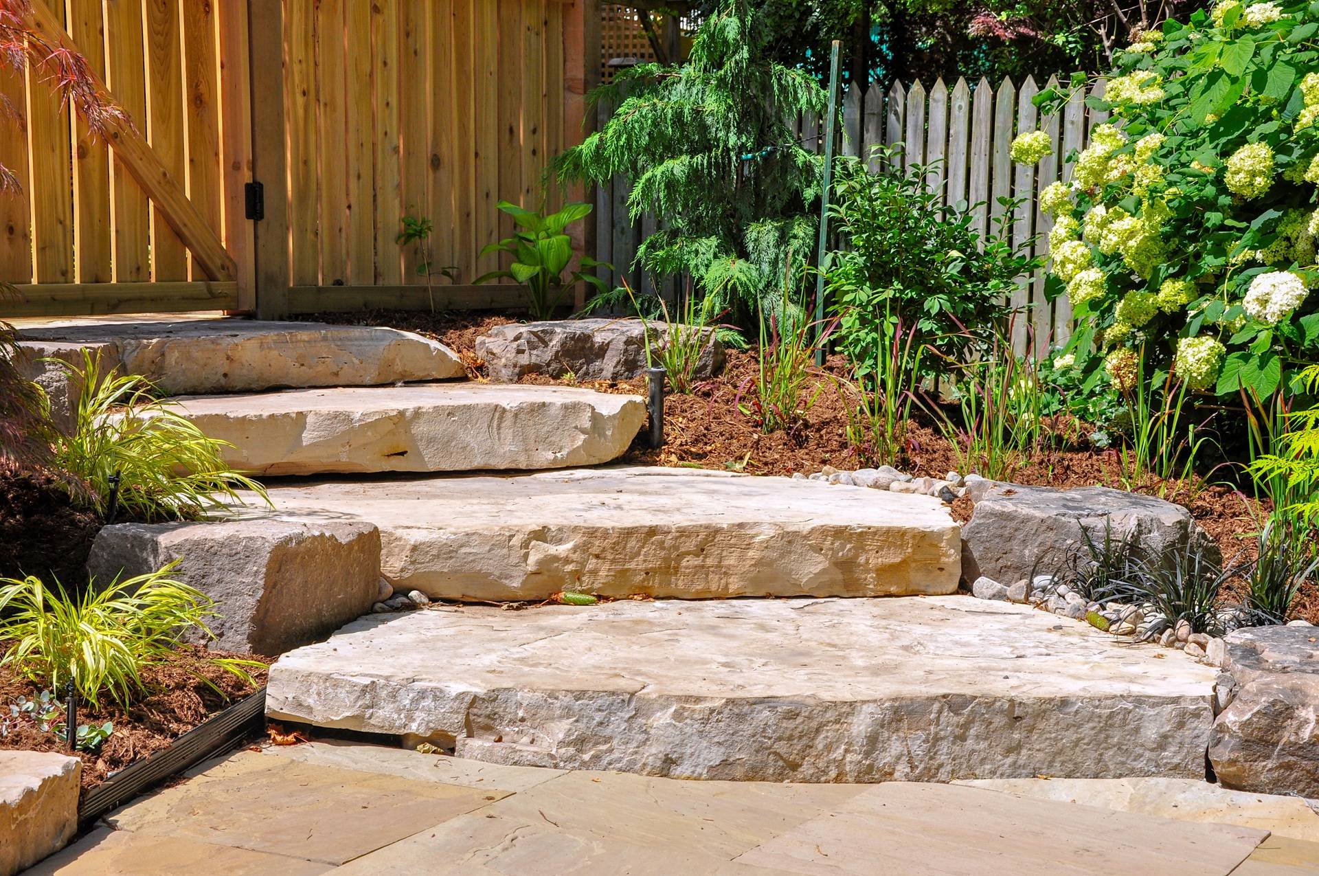 Natursteinplatten aussen als Gartenstufen