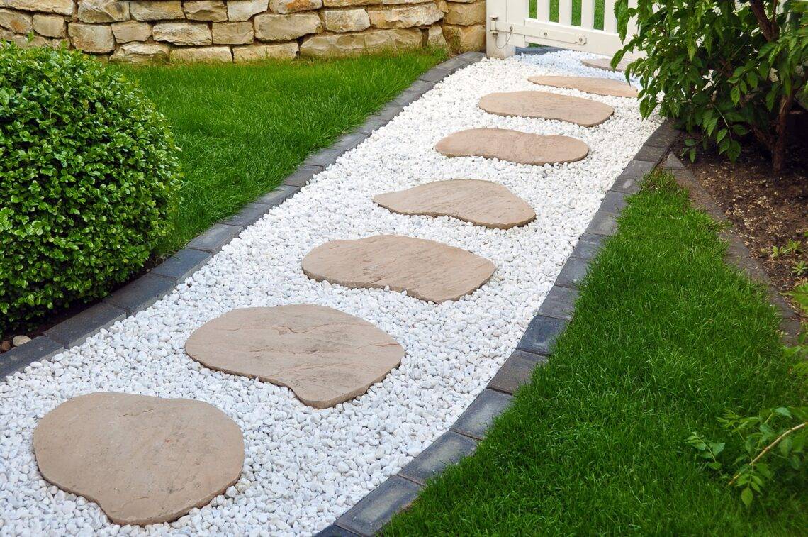 Natursteinplatten aussen als Trittsteine im Kiesweg