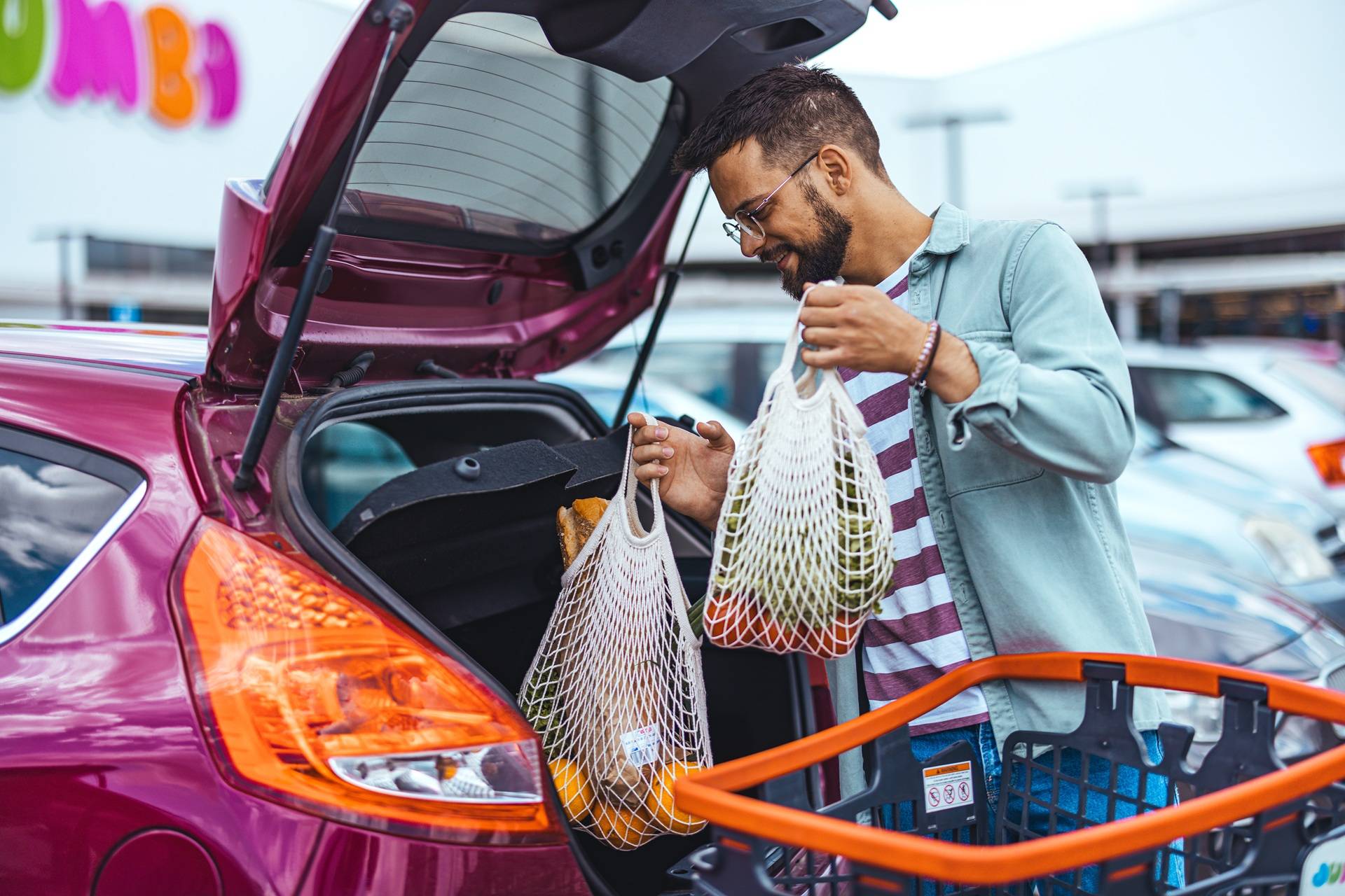 Einkäufe ins Auto laden | Haushälterin finden

