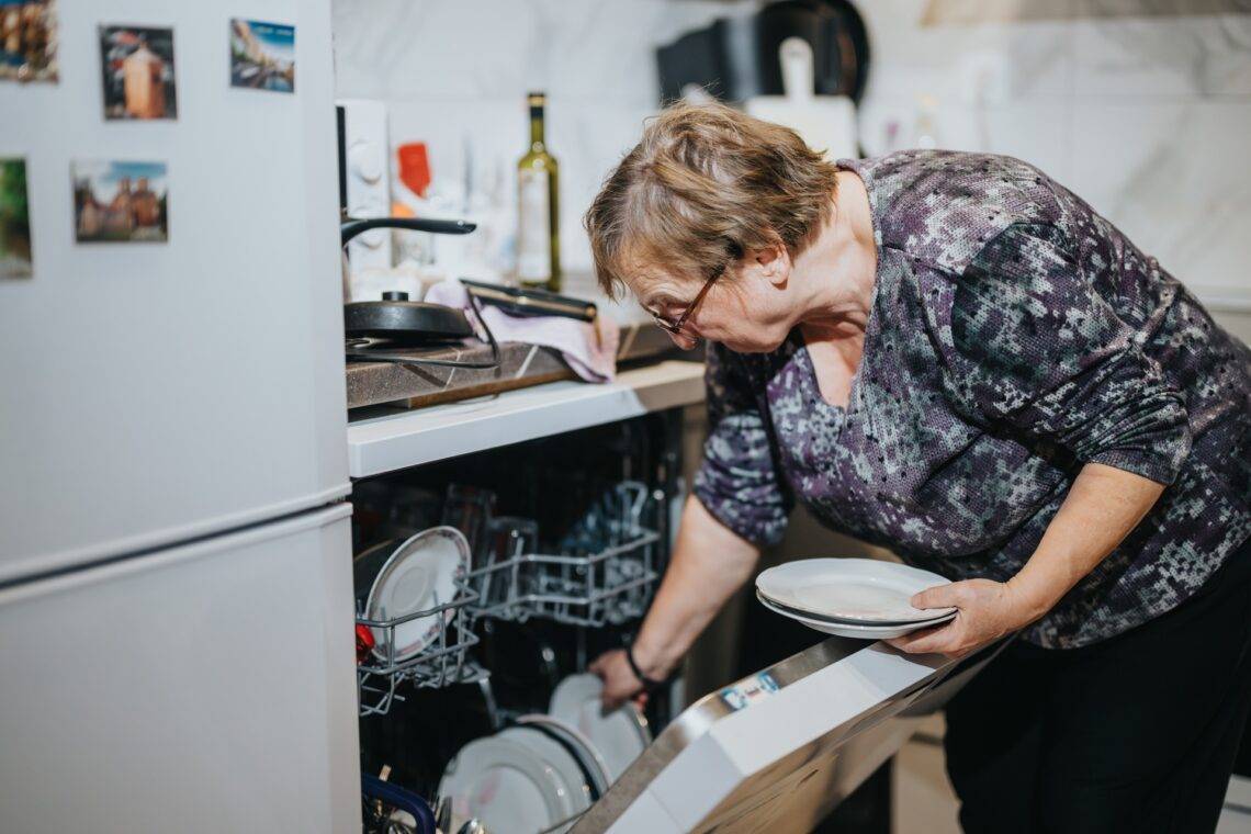 Küchenarbeit mit Geschirrspüler | Haushälterin finden