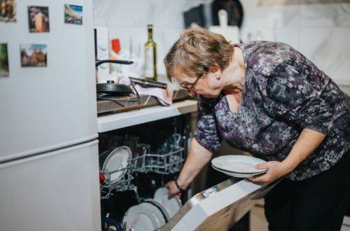 Küchenarbeit mit Geschirrspüler | Haushälterin finden