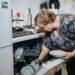 Küchenarbeit mit Geschirrspüler | Haushälterin finden