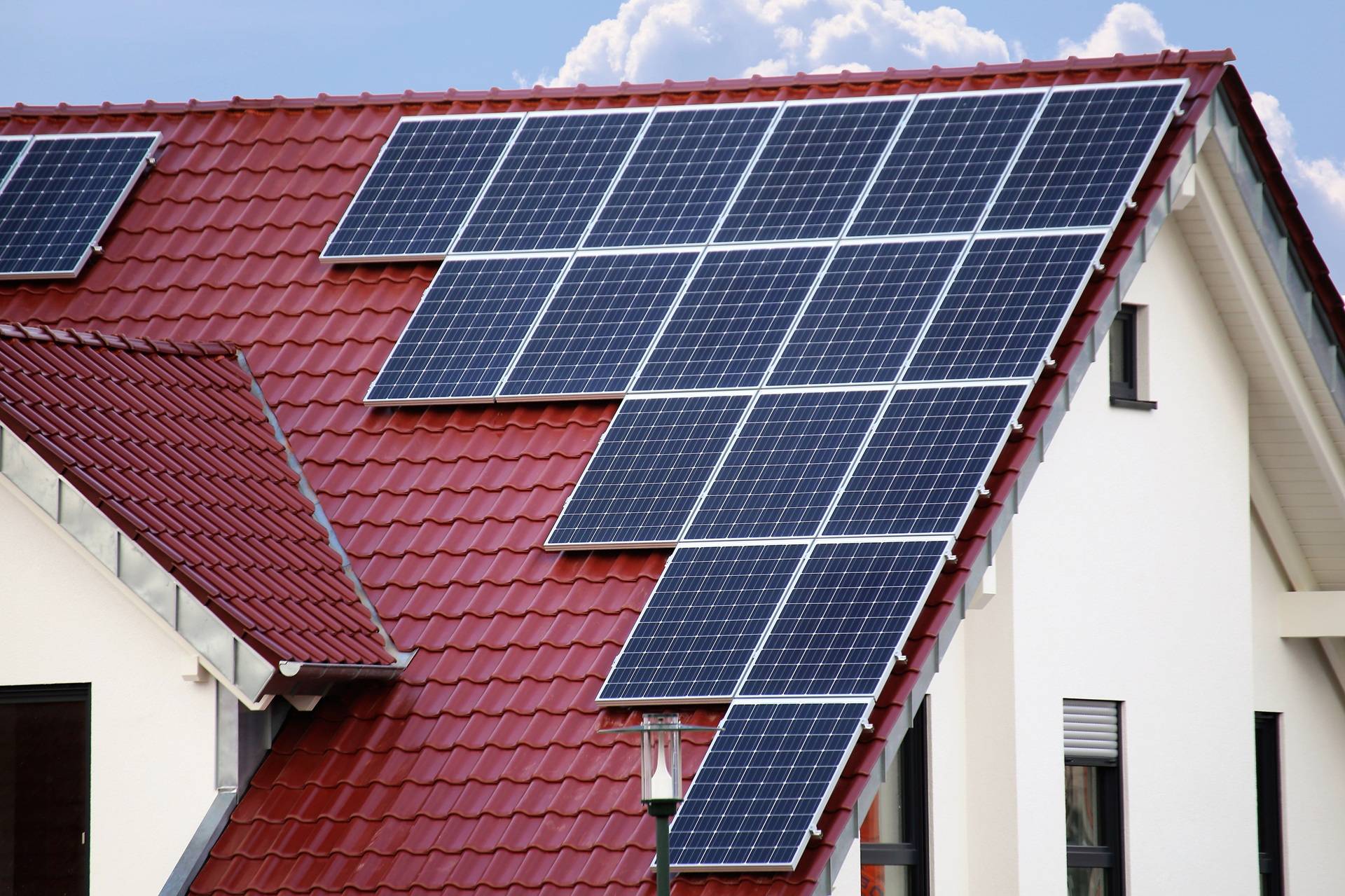 Solarmodule auf Hausdach integriert | Huawei Wechselrichter