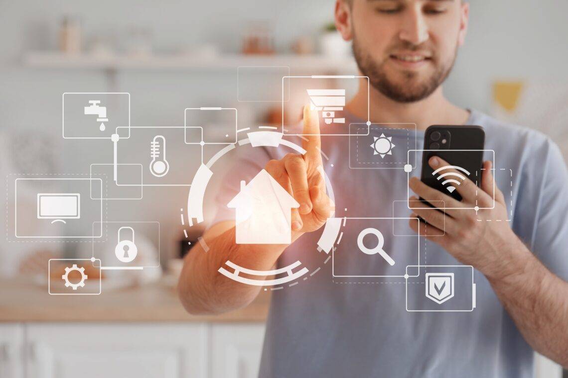 Mann bedient Smart Home Oberfläche | Huawei Wechselrichter