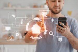 Mann bedient Smart Home Oberfläche | Huawei Wechselrichter