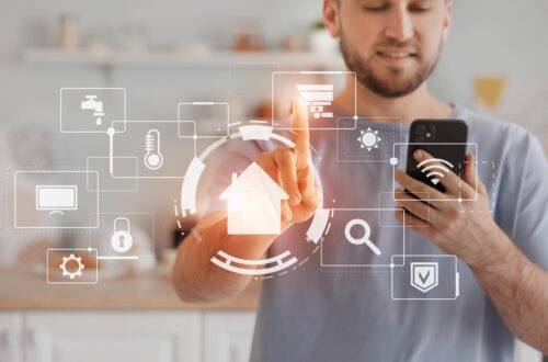 Mann bedient Smart Home Oberfläche | Huawei Wechselrichter