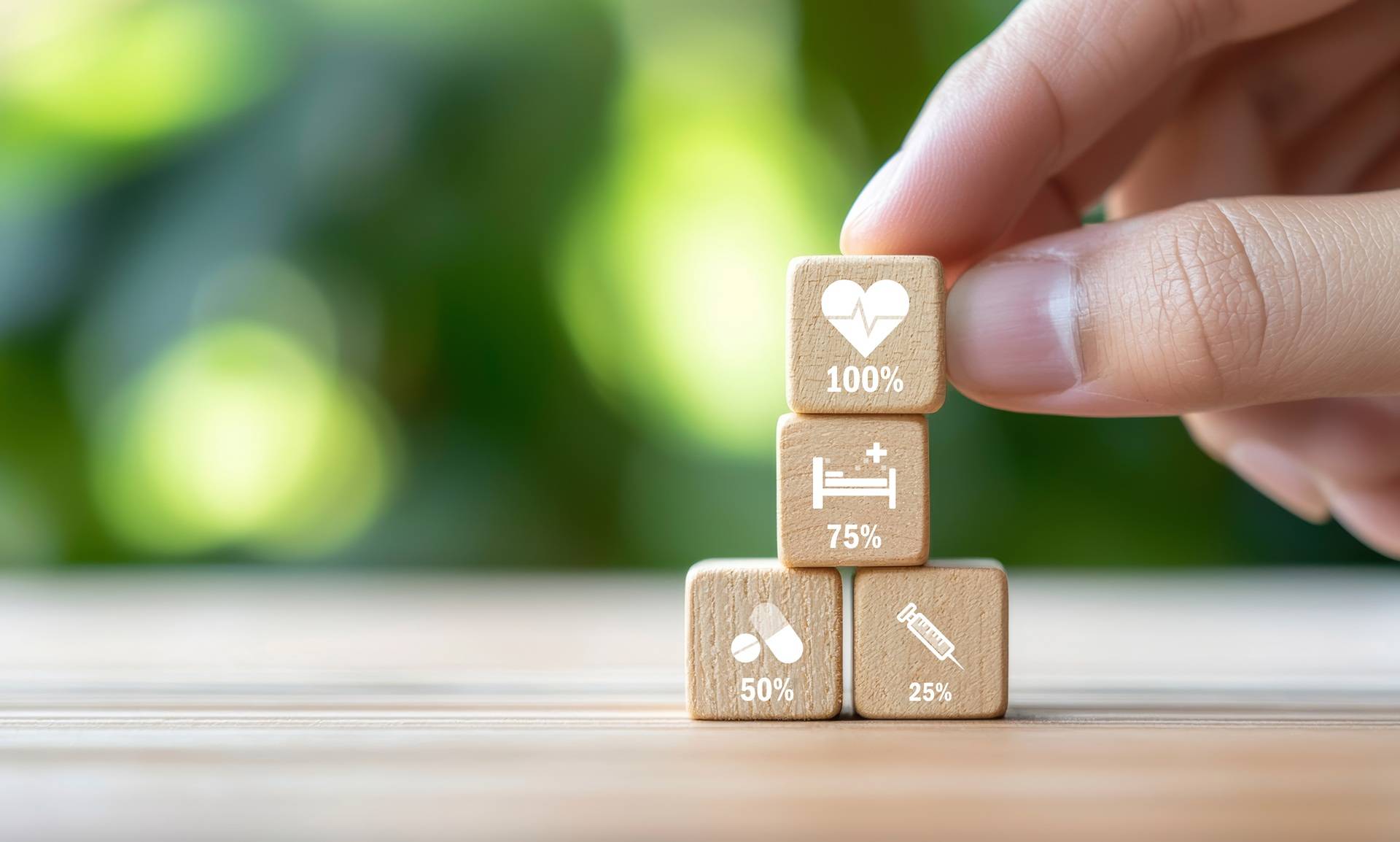Gestapelte Gesundheits-Symbole aus Holz | Osteopathie Freiburg