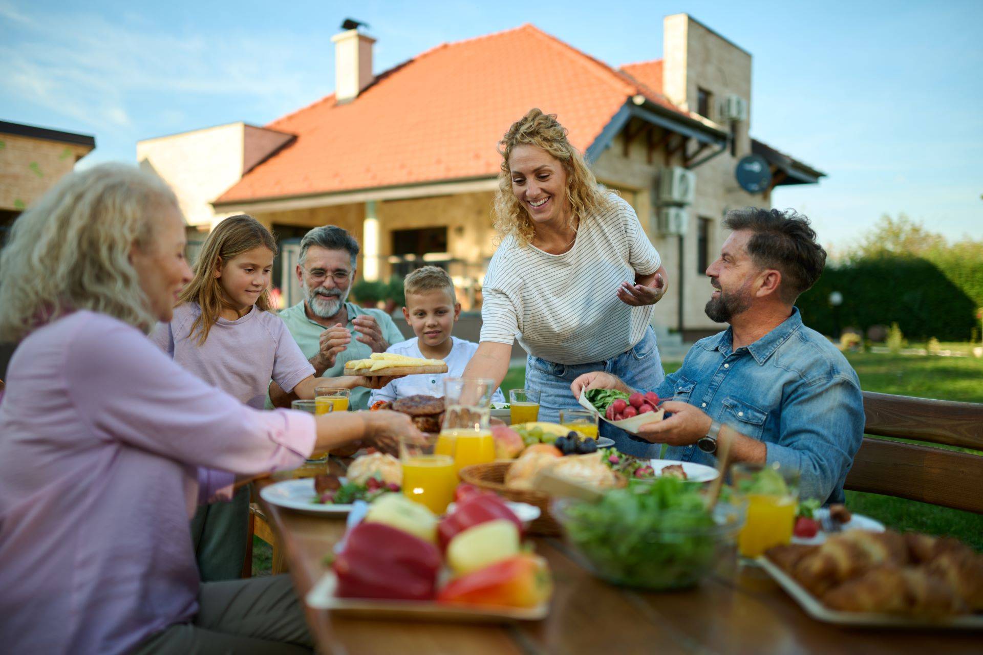 Familie genießt Essen an Aussenküche