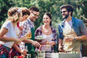 Freunde genießen Sommer an Aussenküche