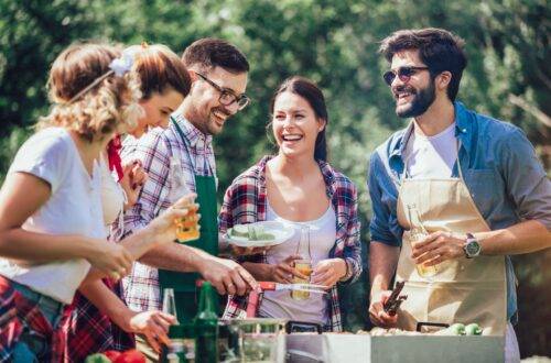Freunde genießen Sommer an Aussenküche