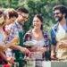 Freunde genießen Sommer an Aussenküche