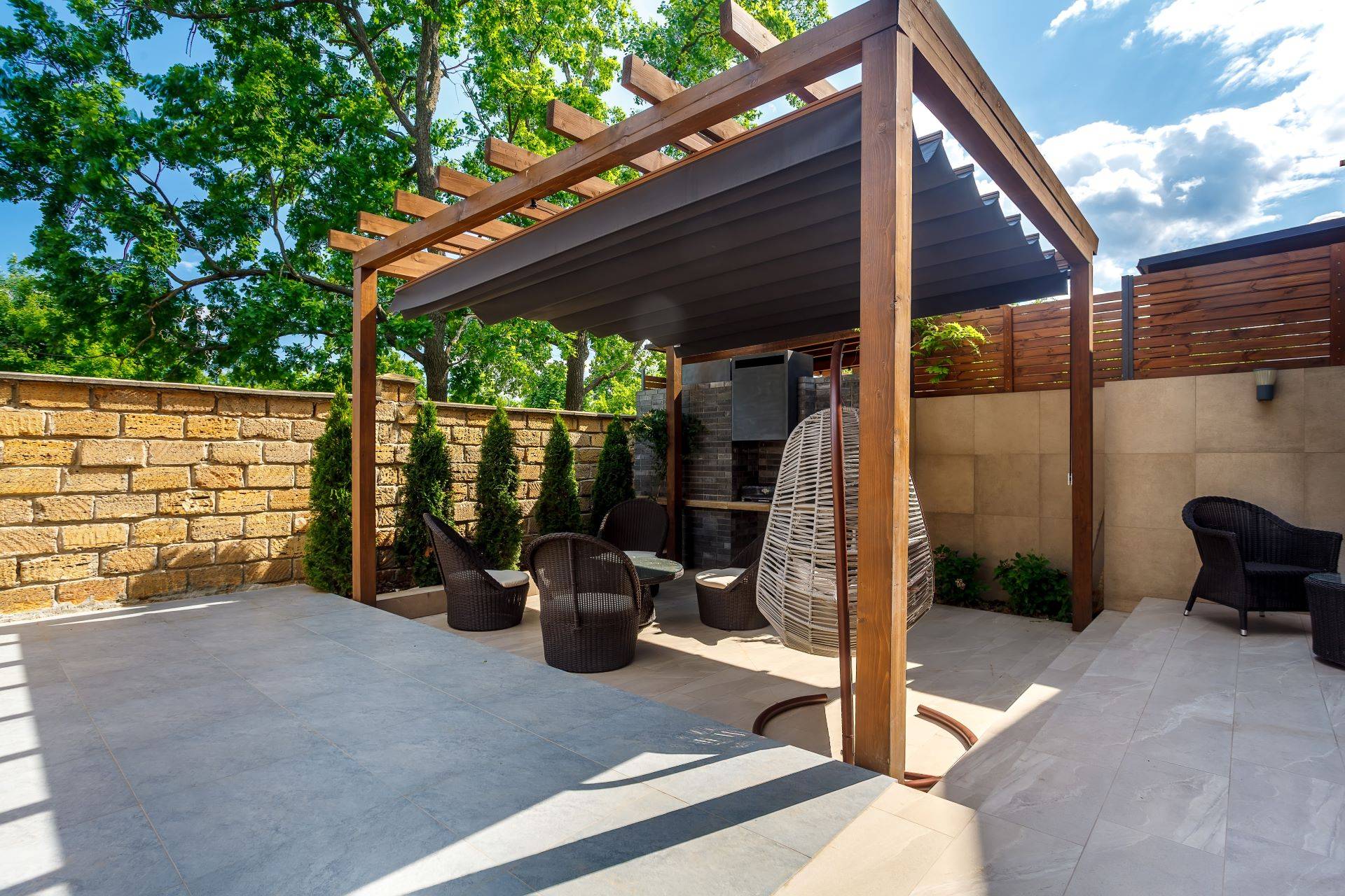 Aussenküche mit Pergola im Garten