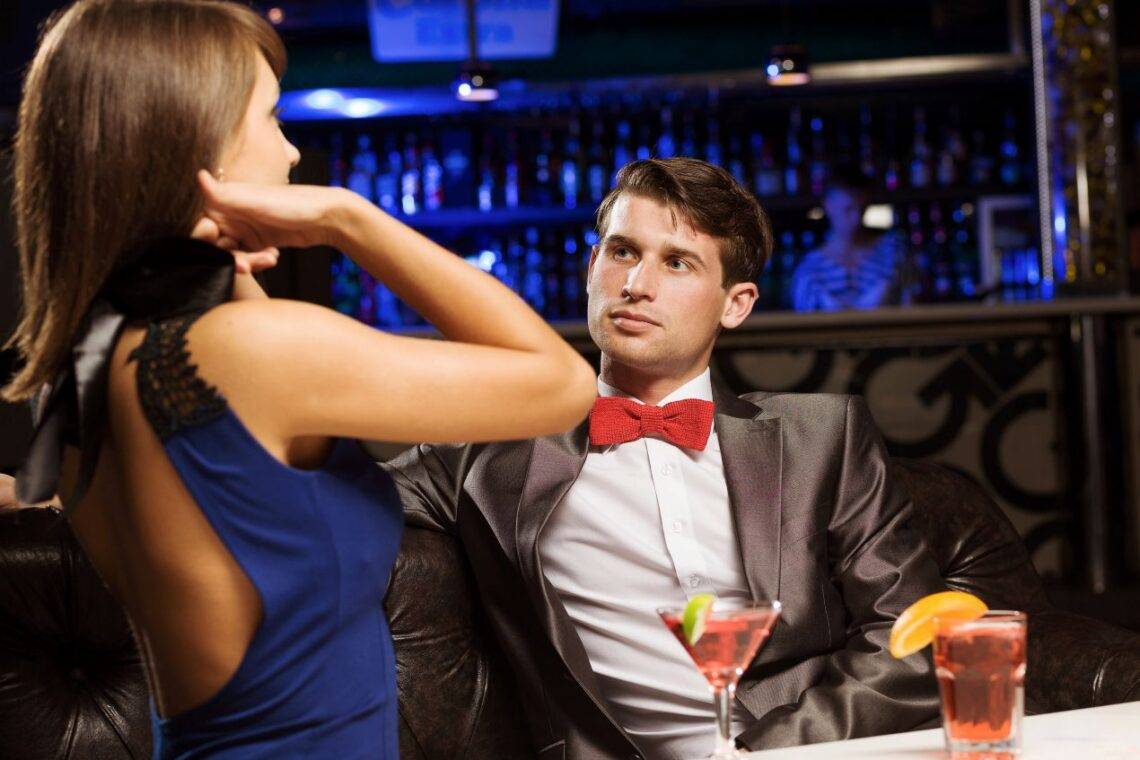 Elegantes Paar im Nachtclub bei Drinks, veranschaulicht Kundenkontakte für Escort werden Frankfurt