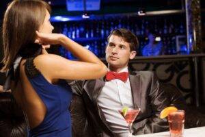 Elegantes Paar im Nachtclub bei Drinks, veranschaulicht Kundenkontakte für Escort werden Frankfurt