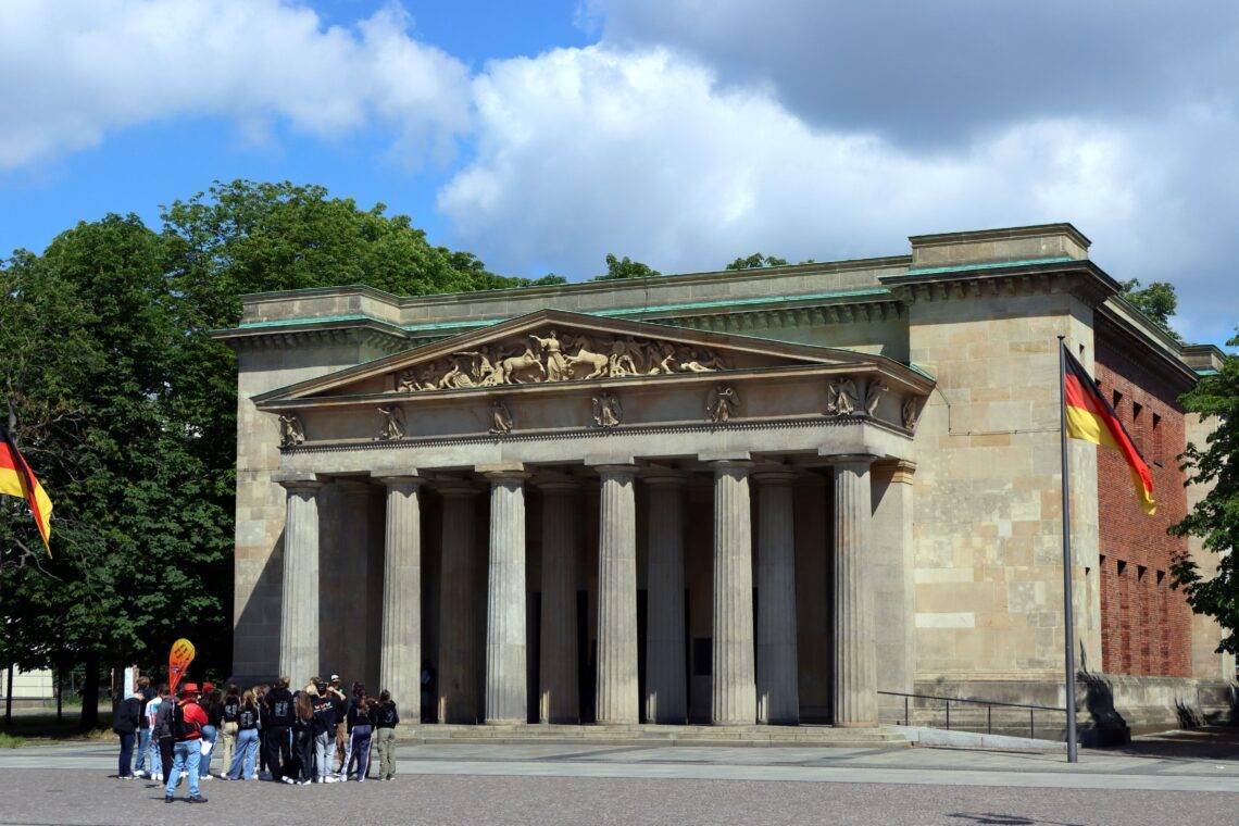 Schülergruppe vor der Neuen Wache während einer Klassenfahrt Berlin