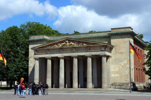 Schülergruppe vor der Neuen Wache während einer Klassenfahrt Berlin