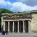 Schülergruppe vor der Neuen Wache während einer Klassenfahrt Berlin