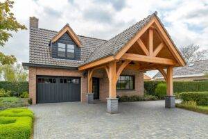 Haus mit Carport und gepflasterter Einfahrt | Mülltonnenbox für 3 Tonnen