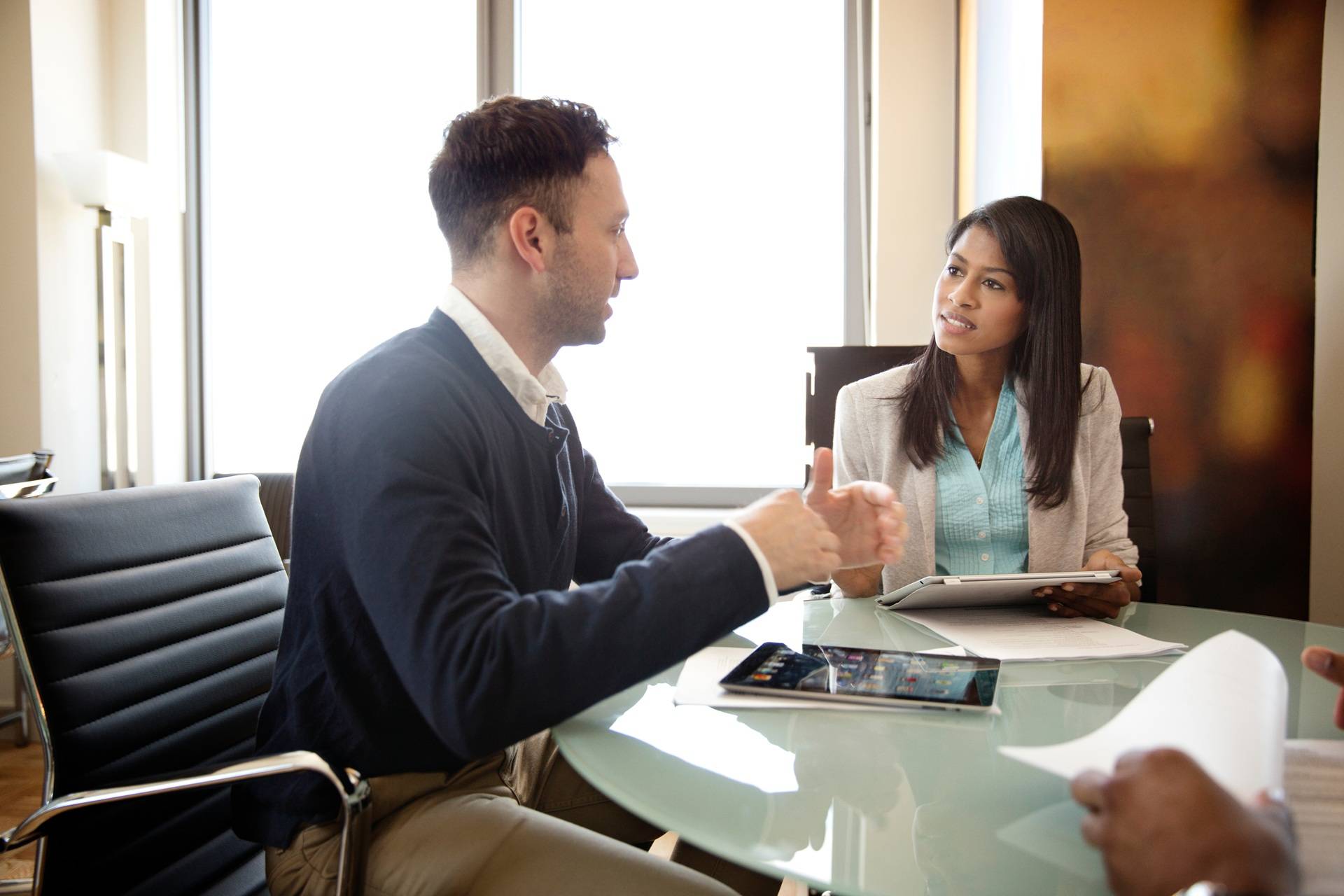 Business Meeting mit Gesprächspartnern | Preisverhandlung