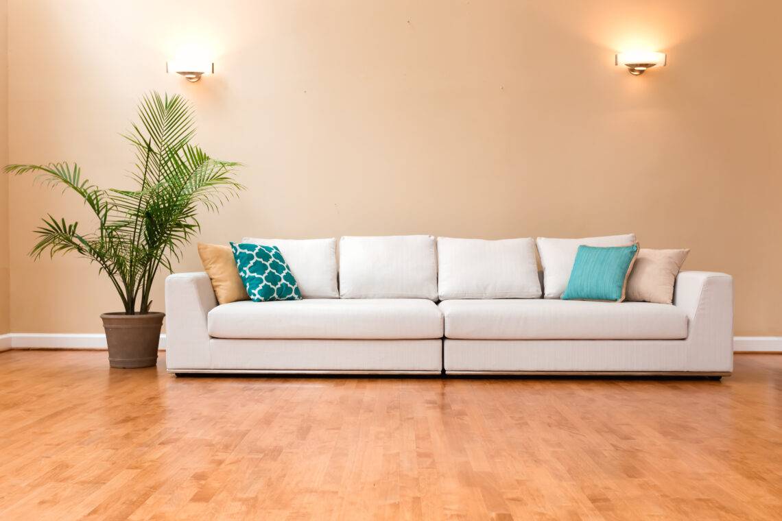 Helles Wohnzimmer mit Sofa | Raumtrenner