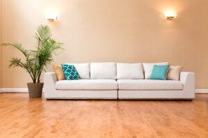 Helles Wohnzimmer mit Sofa | Raumtrenner
