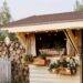 Gartenhaus mit Brennholz und Blumen vor Holzlager