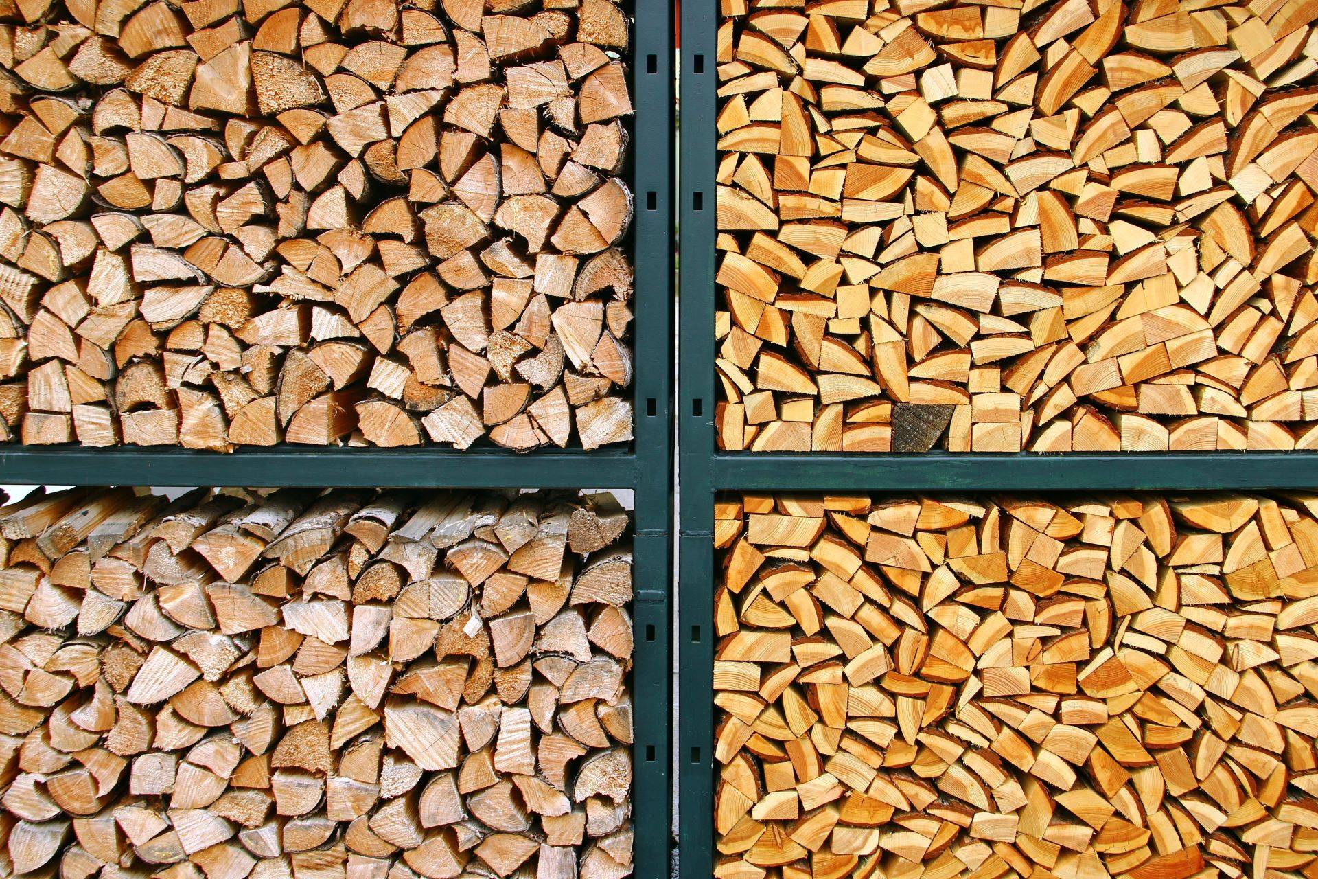 Vierfache Holzlagerung in Metallrahmen gestapelt