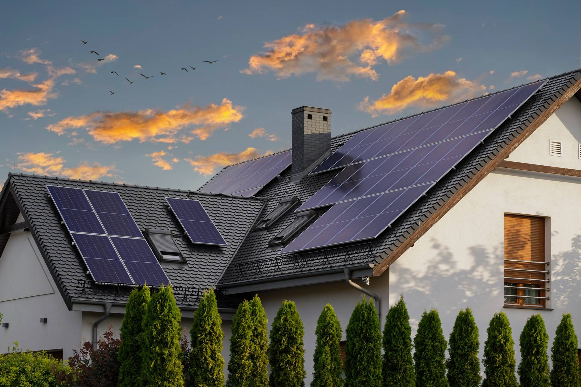 Eigenheim mit moderner Solaranlage bei Abendstimmung | Photovoltaik Krefeld