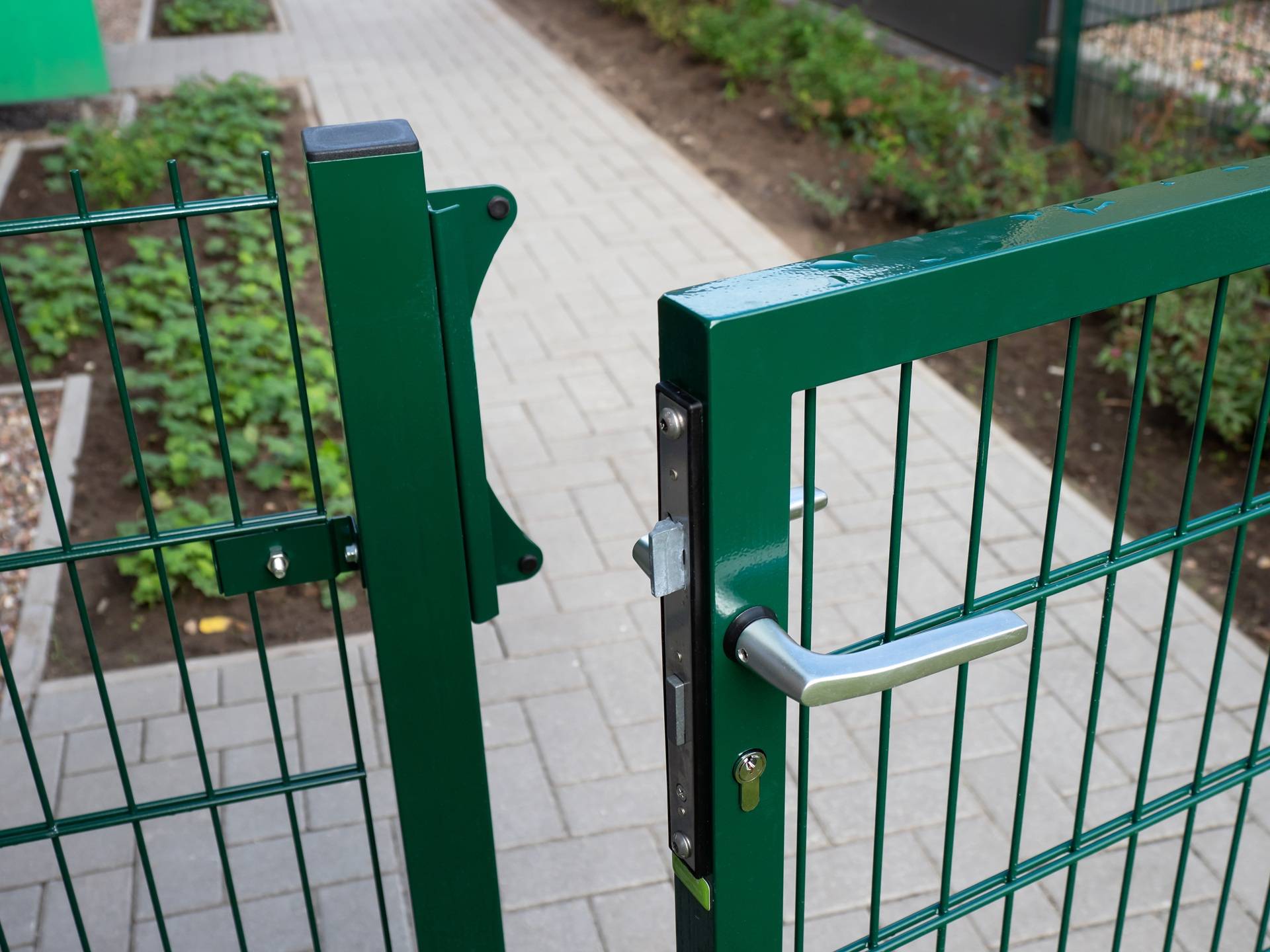 Grünes Metalltor mit Schloss und Gartenzugang | Parkplatzsperre