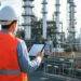 Ingenieur überwacht Produktionsanlage mit Tablet | Predictive Maintenance
