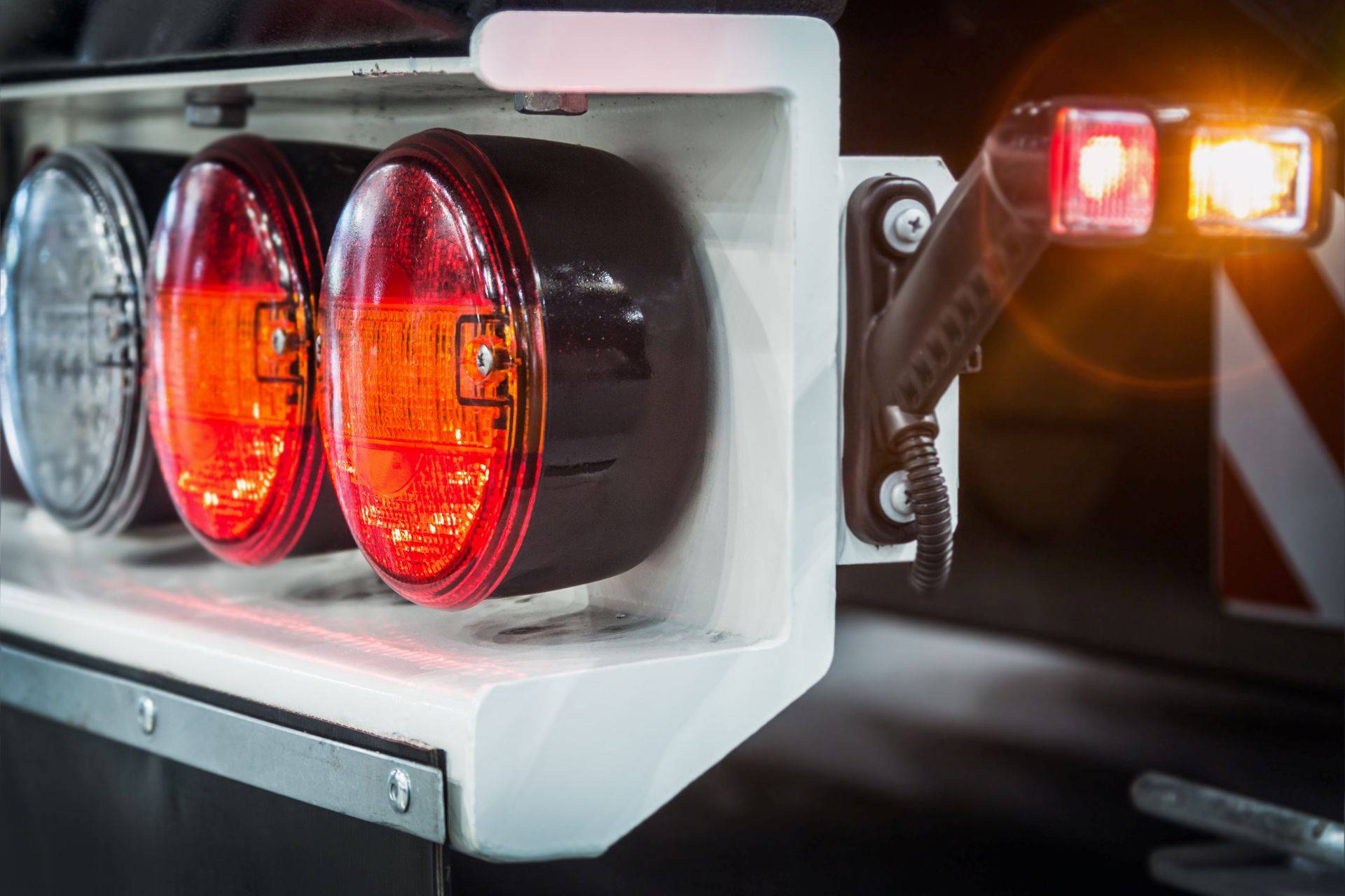 Lkw-Heckleuchten in Nahaufnahme, LED Zusatzscheinwerfer Fernlicht