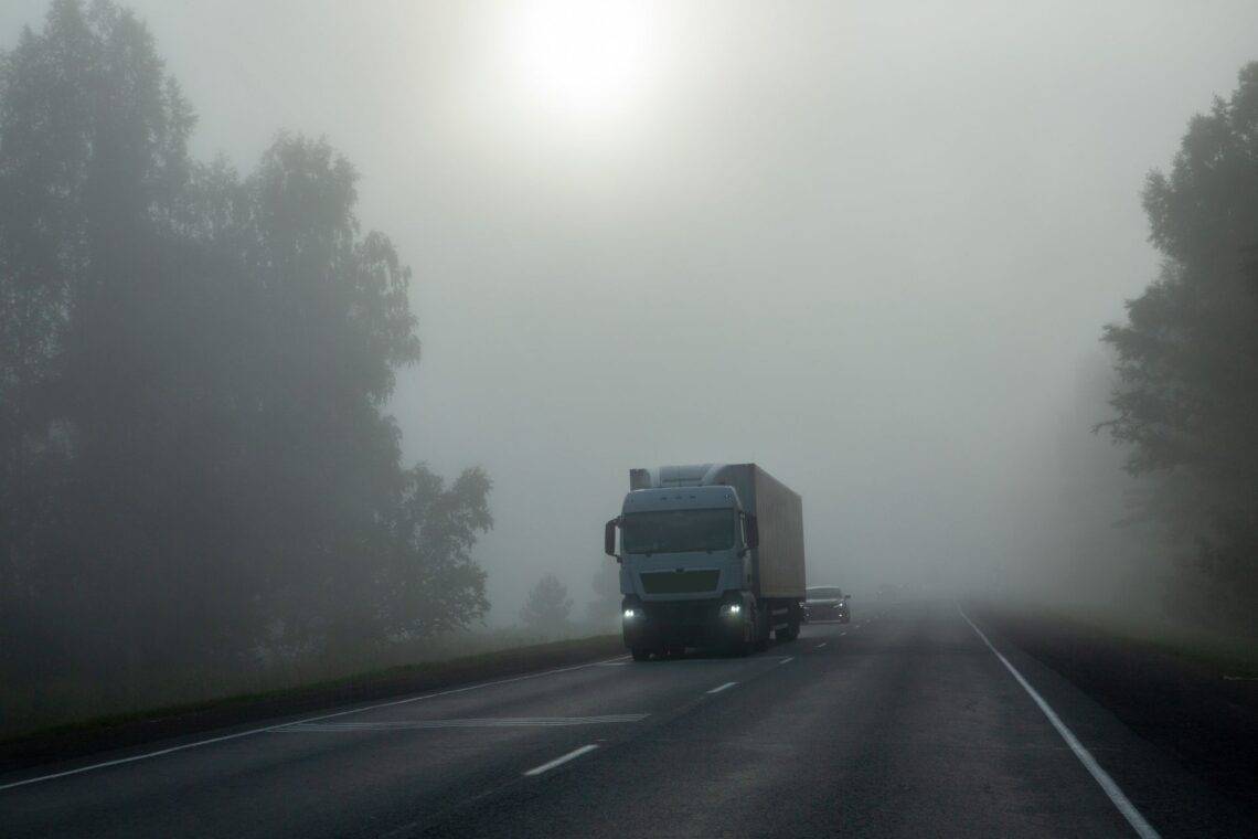 Lkw im Nebel mit LED Zusatzscheinwerfer Fernlicht
