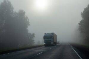 Lkw im Nebel mit LED Zusatzscheinwerfer Fernlicht