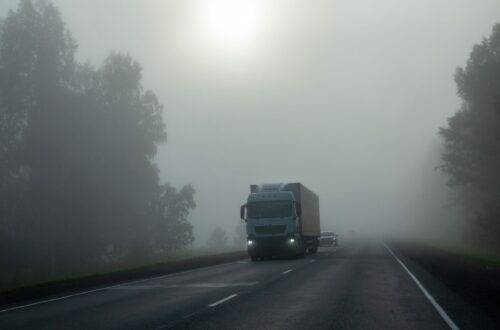 Lkw im Nebel mit LED Zusatzscheinwerfer Fernlicht