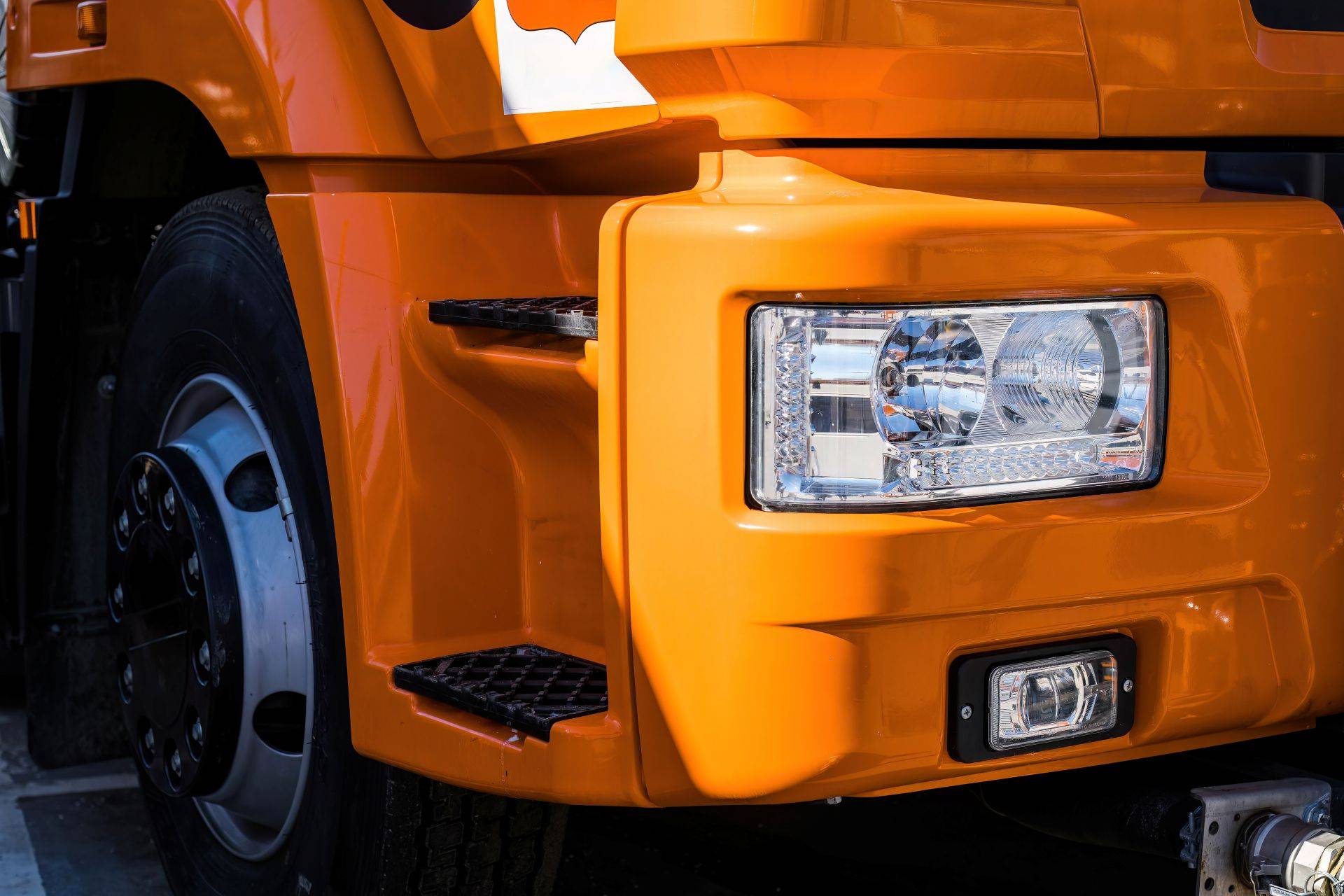 Lkw-Front mit LED Zusatzscheinwerfer Fernlicht