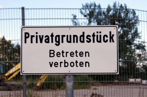 Schild mit Aufschrift Privatgrundstück Betreten verboten | Parkplatzsperre