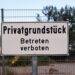 Schild mit Aufschrift Privatgrundstück Betreten verboten | Parkplatzsperre