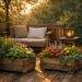 Pflanzkübel Holz mit bunten Blumen auf einer gemütlichen Terrasse